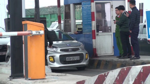 Video: Tài xế đồng loạt trả tiền lẻ, trạm BOT quốc lộ 5 ùn tắc kéo dài
