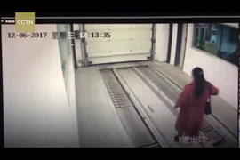 Video: Mải dùng điện thoại, người phụ nữ bị ô tô đâm nhập viện