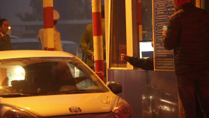 Video: Tài xế trả tiền lẻ siêu chậm tại BOT quốc lộ 5