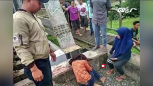 Suýt mất đầu vì chụp ảnh selfie gần đường ray