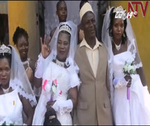 Video: Không đủ tiền làm đám cưới riêng, người đàn ông cưới 3 vợ cùng lúc