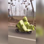 Tuyệt chiêu chống rét khi ra đường ngày lạnh khiến dân mạng hú hồn