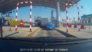 Clip: Xe taxi núp sau xe tải để tránh nộp tiền qua BOT