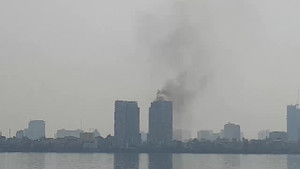 Clip: Cháy lớn chung cư cao cấp gần Hồ Tây, Hà Nội