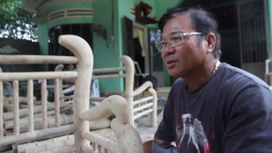 Người đàn ông Quảng Nam dùng 1 cánh tay chế tác bàn ghế tre kiểu dáng độc đáo