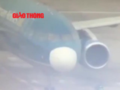 Clip: Chuyến bay chở Vũ 'nhôm' hạ cánh xuống sân bay Nội Bài