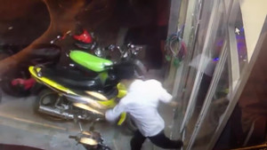 Bi hài clip nam thanh niên đi xuyên cửa kính ở Hải Phòng