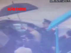 Clip: Cận cảnh công an áp giải Vũ 'nhôm' tại sân bay Nội Bài