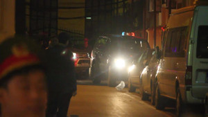 Video: Ông Đinh La Thăng, Trịnh Xuân Thanh được che ô rời tòa