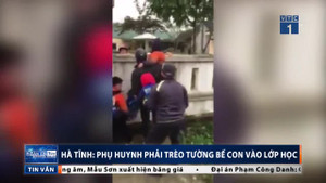 Hà Tĩnh: Hàng chục phụ huynh trèo tường bế con vào lớp học