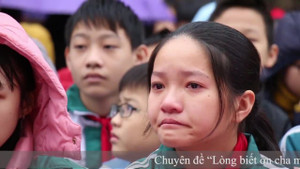 Điều gì khiến hàng trăm học sinh Hải Dương khóc nức nở ngay tại sân trường?