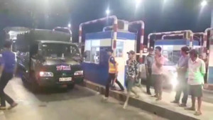 Video: Bị tài xế chiếm đóng cả 6 làn, BOT T2 Cần Thơ - An Giang phải xả trạm sau ít phút