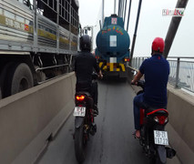 Xe bồn ngang nhiên chiếm đường xe máy trên cầu Phú Mỹ