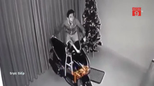 Clip: Trộm mang trả xe máy, đóng cửa cẩn thận cho chủ nhà ở Đồng Nai