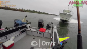 Clip: Thót tim cảnh tàu cao tốc lao trực diện vào thuyền câu cá