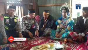 Bị bắt gặp ở cùng trong vườn chôm chôm, 2 người lạ bị ép cưới