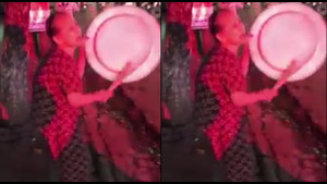 Cụ bà 85 tuổi mang mâm ra đường gõ, chúc mừng U23 Việt Nam vào chung kết