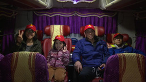 Video: Hàng trăm CĐV đi đường bộ sang Trung Quốc cổ vũ cho U23 VN