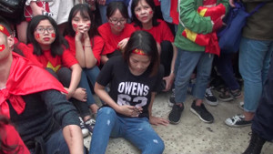 Video: Cổ vũ quá cuồng nhiệt, nhiều CĐV bị choáng, bong gân