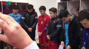 Clip: U23 Việt Nam rớm nước mắt trong phòng thay đồ sau khi tuột cúp vô địch