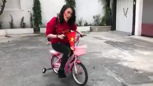 Video: Mỹ Tâm vừa đạp xe vừa hô to 'Việt Nam vô địch'