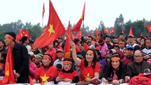 Video: Sân bóng trước cửa nhà tiền vệ Quang Hải không còn một chỗ trống