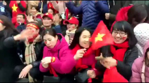 Clip: Hàng nghìn CĐV cuồng nhiệt hát vang chào đón U23 về nước