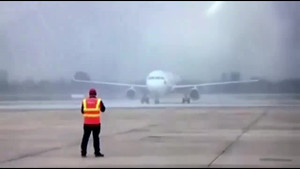 Clip: Chuyên cơ chở U23 Việt Nam hạ cánh xuống sân bay Nội Bài