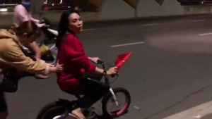 Clip: Mỹ Tâm 'lầy lội', xuống đường 'đi bão' bằng siêu... xe đạp