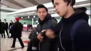 Clip: Công Phượng 'dỗi hờn' Văn Thanh cực đáng yêu ở sân bay