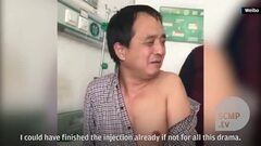 Clip: Người đàn ông liên tục la hét như trẻ con khi bác sĩ chuẩn bị tiêm
