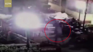 Clip: Đốt pháo thả xuống bể phốt, bé trai bị hất bay lên trời