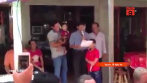 Clip lễ cai sữa cho con, 'bàn giao' mẹ cho bố gây sốt mạng xã hội