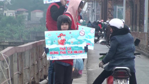Tết ông Táo: Rét cắt da, em bé cầm biển kêu gọi 'Thả cá đừng thả túi nilon'
