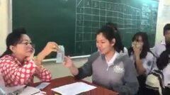 Clip: Cô giáo lì xì học sinh theo phong cách 'Đừng để tiền rơi'