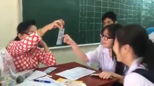 Video: Cô giáo lì xì học trò bằng 'chiêu độc' khiến nhiều người thích thú