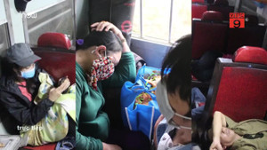 Hành khách vạ vật, nằm kín lối đi trên chuyến tàu về quê ăn Tết