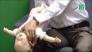 Cách xử lý khi trẻ bị hóc dị vật do đồ ăn ngày Tết