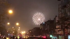 Clip: Pháo hoa rợp trời Hà Nội đón năm mới Mậu Tuất 2018