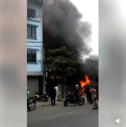Clip: Lửa lớn, khói đen bao trùm xưởng sửa chữa lốp ô tô tại Hà Nội