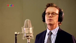 Đại sứ Thụy Điển hát 'Happy New Year' bằng tiếng Việt cực hay