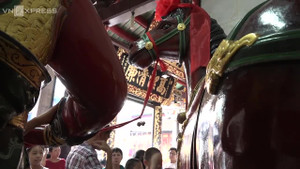 Người Hoa ở Sài Gòn đi chùa rung chuông ngựa cầu may đầu năm mới