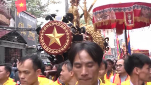 Nghìn người hò reo rước pháo chạm rồng phượng dài 6m tại Bắc Ninh