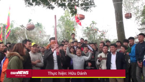 Video: Hàng trăm người hò hét chơi trò bịt mắt đập niêu ở Vĩnh Phúc
