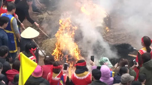 Xem hội thi nấu cơm bằng rơm sôi động giữa lòng Hà Nội