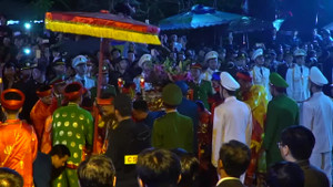 Video: Ngộp thở xem lễ khai ấn đền Trần vào giữa đêm