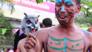 Video: Trai làng hóa trang thành yêu quái ở lễ hội miền Tây