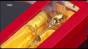 Ngày 8/3: Đại gia chi khủng tặng vợ hoa súng vàng