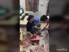 Clip: Chồng tặng quà 8/3 'siêu độc' khiến vợ cười ngặt nghẽo