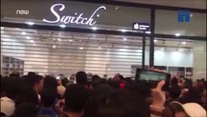 Video: 11.000 người chen chúc xếp hàng chờ mua iPhone giá hơn 1 triệu đồng